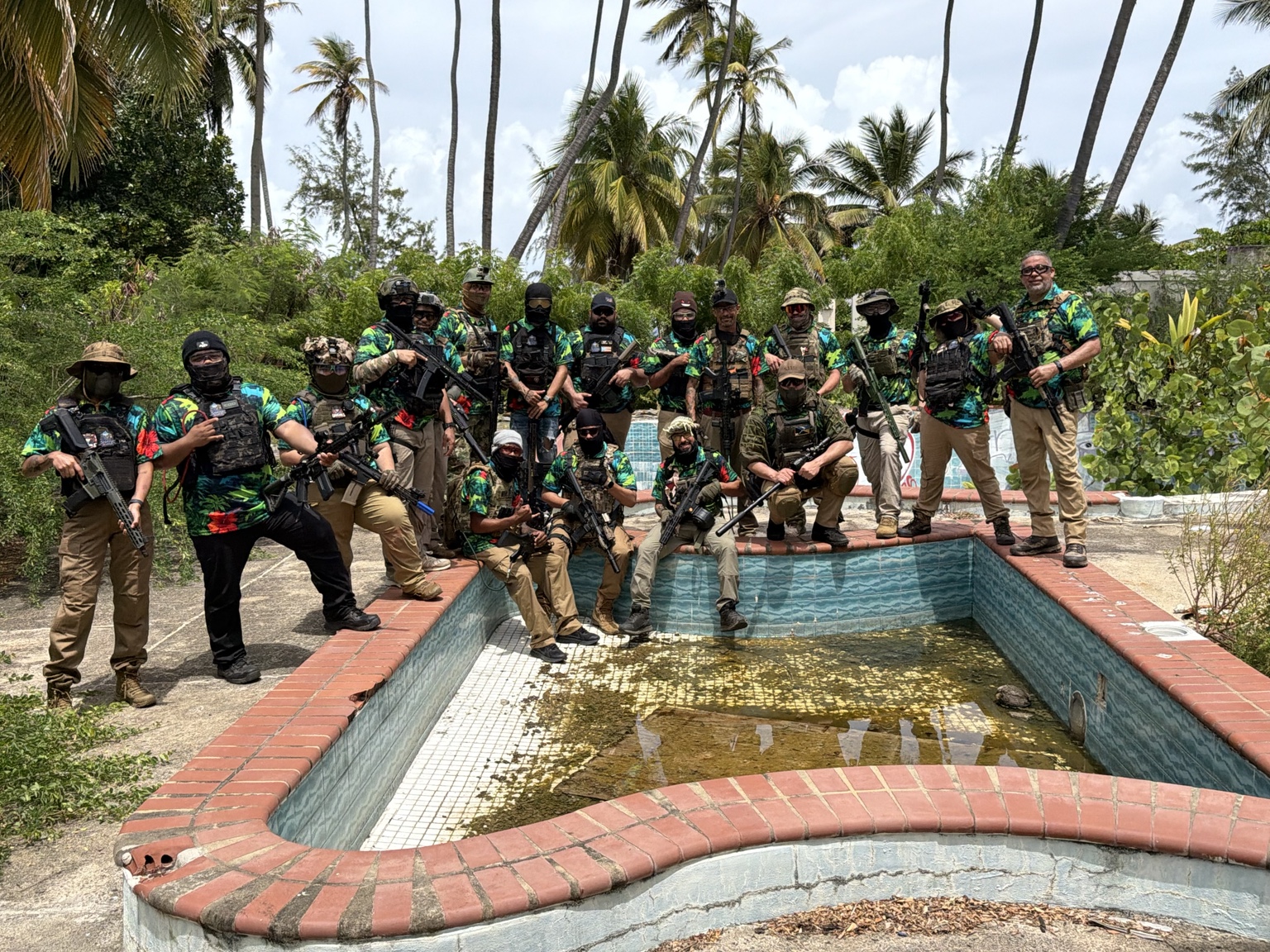 Grupo de jugadores de airsoft junto a una piscina