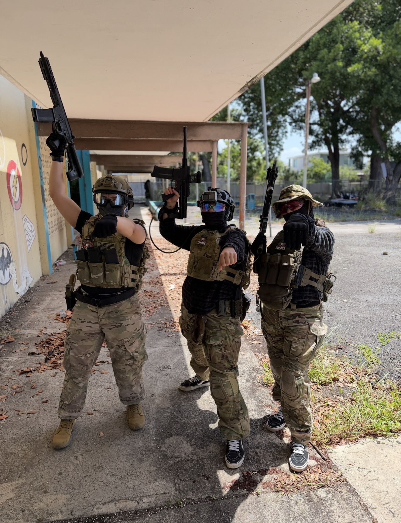 Tres jugadores de airsoft con su equipo de protección