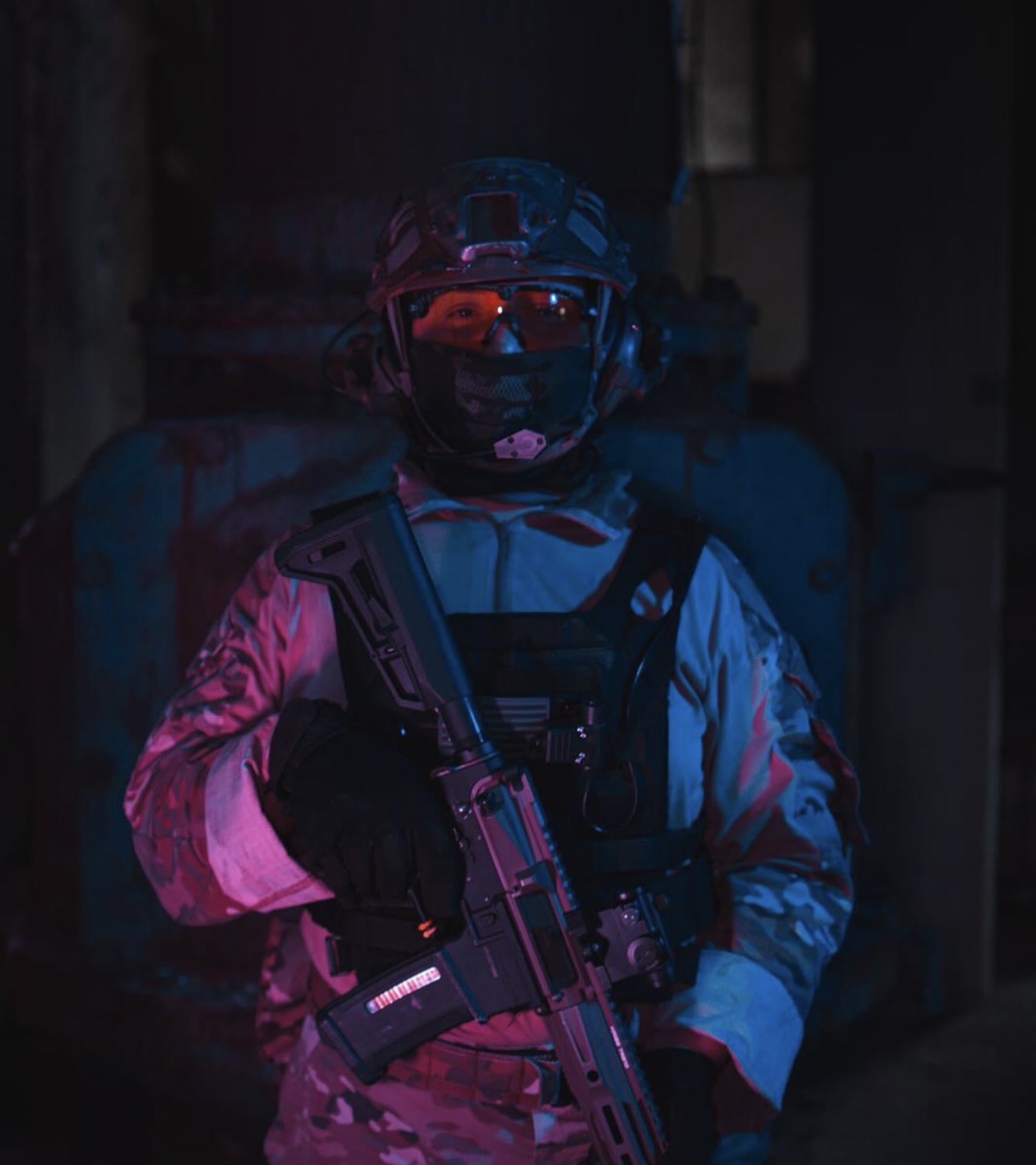 Jugador de airsoft con réplica y equipo de protección